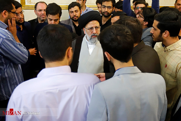 نظام اسلامی موظف است از سرمايه سرمايهدار ايرانى حمايت كند/ تخریب و بیانصافی در نقد آقای رئیسی را صادقانه نمی بینیم/ کارخانههای بلعیده شده توسط باندهای قدرت و ثروت را چه کسی آزاد کرده است؟ در اندیشه اسلامی، عدالت، نه عدالت مارکسیستی و اقتصاد مقاومتی، نه اقتصاد ریاضتی است. در اندیشه رهبران انقلاب اسلامی، كلمه «سرمايه» و «سرمايهدار» به هيچ وجه مذموم نيست.