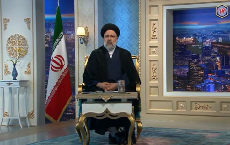  سیدابراهیم رئیسی گفت: به درخواست اقشار مردم و فرهیختگان در عرصه انتخابات حاضر شدم و سرباز مردم هستم و اگر نمی‌شد کاری کرد هرگز به صحنه نمی آمدم.