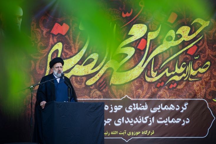 برای مردم آمدهام و با تهمتها و متلکها جا نمیزنم/ تصمیم گیریهای نادرست باعث شد مردم فقیر شوند سیدابراهیم رئیسی گفت: مقطع حساس کنونی اقتضا میکند به عنوان سرباز نظام و ولایت و خادم ملت وارد عرصه شوم و با حرف و متلک و تهمت و افترا مطلقاً جا نمیزنم.