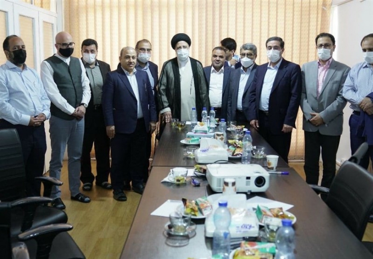 مدیرمسئول آفتابیزد: رفتار با متانت رییسی در برابر تخریبها، جلوه ای از حقمداری او بود/ مدیرمسئول آرمان ملی: استقلال و شایسته سالاری رئیسی قابل توجه است/ مدیرمسئول روزنامه شرق: هشت سال از روحانی حمایت کردیم، اما نتوانستیم مثل رییسی با او جلسه بگذاریم رحمانیان مدیرمسئول روزنامه شرق گفت: نگاه رئیسی به منتقدین و استماع سخنان آنها قابل تقدیر است. هشت سال از روحانی دفاع کردیم اما امکان برگزاری جلسه با او به شیوه جلسهای که با رئیسی داشتیم، فراهم نشد.