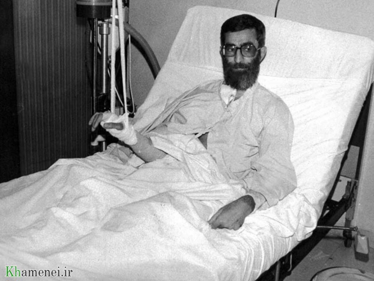 فرقان یا منافقین؛ چه کسانی آیتالله خامنهای را ترور کردند؟ ترورِ ششم تیر آیتالله خامنهای در همین ایام و انفجار دفتر حزب جمهوری یک روز پس از آن از سویی، و انتشار جزوهی برعهدهگرفتن ترور به نام بقایای گروهک فرقان از سوی دیگر باعث شکلگیری تحلیلهای مختلفی دربارهی عوامل این ترور شد.