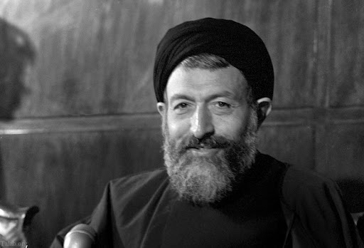 از فعالیت در نهضت ملی شدن نفت تا کادرسازی برای انقلاب/ تشکیل شورای انقلاب به فرمان امام خمینی(ره) من محمد حسينىبهشتى كه گاه به اشتباه محمدحسين بهشتى مىنويسند، نام اولم محمد و نام خانوادگىام تركيبى است از حسينى بهشتى.