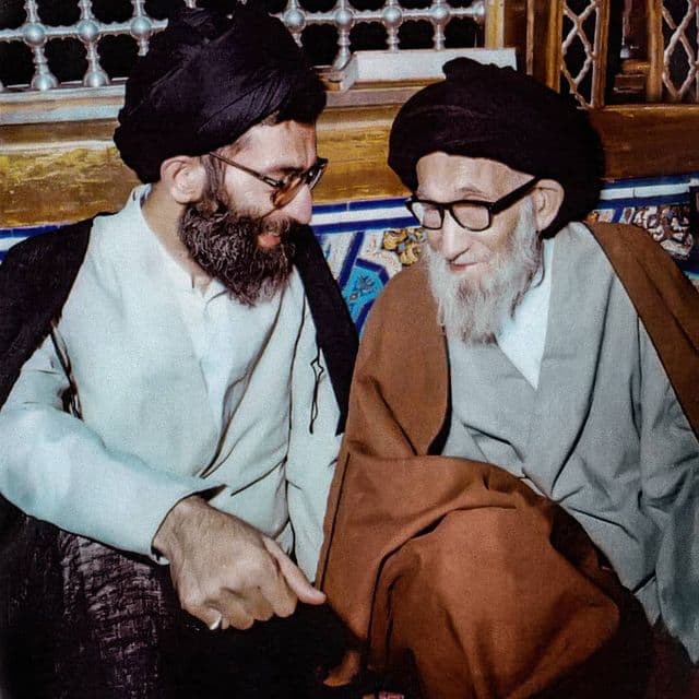 گذری بر زندگی آیتالله سیدجواد خامنهای/ دوستی دیرینه پدر رهبر انقلاب با امام خمینی(ره) حاج سیدجواد از روحانیون محبوب مشهد به شمار میآمد و در میان روحانیون هم با «بسیاری از معاریف علمای ایران و عراق از جمله آیتالله میلانی، علامه طباطبایی، حاج شیخ هاشم قزوینی، امام خمینی و بیشتر علمای آذربایجان روابط نزدیک و دوستانهای داشت.»