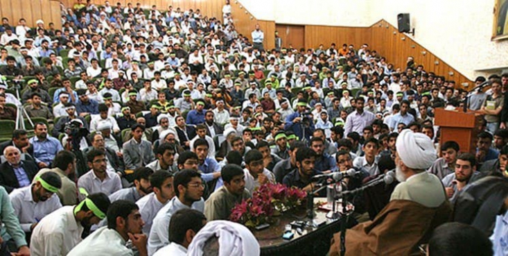 ما دانشجویان وامدار علامه مصباح یزدی هستیم/ این بیحرمتی نابخشودنی و موضعگیریهای منفعلانه را به شدت محکوم میکنیم/ امروز سوگوار زبان گویای حقیقتیم که به موقع برای احقاق حق از نیام بیرون نیامد/ عملکرد خواص در این بزنگاه تاریخ در اذهان عمومی ثبت خواهد شد زمانی که با انتشار کاریکاتوری توهین به علامه علناً مطرح شد، آیت الله مشکینی و علما در اعتراض به این اقدام تحصن کردند. کجاست فریاد رسای مشکینیوار اصحاب حوزه؟ زبان و قلمهایی که امروز عمار ولایت را نشانه رفتهاند بیشک فردا روز پا را فراتر میگذارند.