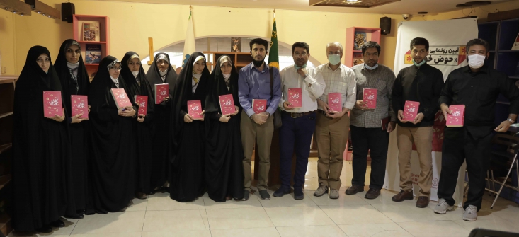 مختارپور: متأسفیم که چند دهه از این گنجینهها غفلت شده/ قاضی: «حوض خون» عبور پیروزمندانهای از یک لبه تیغ داشته/ موسوی: این اثر پاسخی به یک بدهکاری بزرگ است مراسم رونمایی کتاب «حوض خون»؛ با حضور فاطمهسادات میرعالی؛ نویسنده کتاب، علیرضا مختارپور؛ دبیرکل نهاد کتابخانههای عمومی کشور، مرتضی قاضی؛ نویسنده و جمع محدودی از علاقمندان به میزبانی کتابفروشی بهنشر(تهران) برگزار شد.