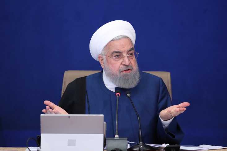 هر آنچه از مذاکره خواستیم به آن رسیدیم/ تمام گشایشهای اخیر در سایه مذاکره محقق شد و هر کس هر چیز دیگر بگوید دروغ میگوید/ هم سانتریفیوژ چرخید هم زندگی مردم/ دروغ شاخدار میگویند که این دولت کاری نکرده است رئیس دولت گفت: می گویند طرف مقابل مذاکره را می شکند؛ خوب پیمان پیامبر را هم می شکستند. با مردم شوخی نکنید و حرف واقعی را بزنید. در داخل و خارج تبلیغ می کردند که این دولت، صنعت هسته ای را فروخت.