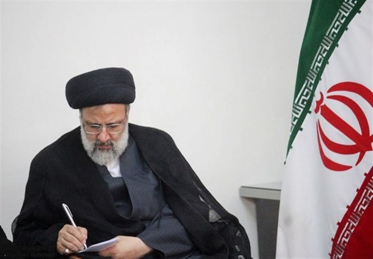 ده فرمان رئیسجمهور در روزهای اول دولت/ از ساخت مسکن و لغو حقوق نجومی تا اصلاح بانکها و واکسیناسیون عمومی سیدابراهیم رئیسی که در زمان ریاستش بر دستگاه قضا همت خود برای مبارزه با فساد را نشان داده بود و کارنامه درخشانش گواه این امر بود، با وعده مبارزه با فساد، شفافیت و همچنین بهبود زندگی مردم وارد کارزار انتخابات ریاست جمهوری شد.