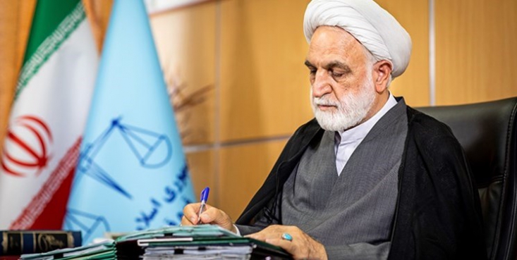 قضات در صدور احکام بر اساس تشخیص خود و نه ضابطین عمل کنند/ همه باید مراقب باشند که حریم خصوصی افراد خدشه دار نشود/ مأموریت ویژه برای تسریع در تعیینتکلیف پروندههای کثیرالشاکی و بازداشتهای موقت رئیس قوه قضاییه به قضات و همکاران دستگاه قضا متذکر شد که در صدور احکامی چون ممنوعالخروجی، ممنوع المعامله شدن، مسدود الحسابی، رأی توقیف اموال و املاک و هر نوع قراری که محدودیتی برای افراد ایجاد میکند بر اساس تشخیص خود عمل کنند نه ضابطین.