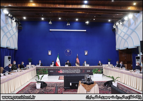 امضای «عهدنامه مدیران دولت مردمی» از سوی هیات وزیران اعضای هیات وزیران روز پنج شنبه در نخستین جلسه هیات دولت سیزدهم با امضای عهدنامه ای، خود را به اصول و ارزش های دهگانه که برآمده از آرمان های انقلاب اسلامی، گفتمان امامین انقلاب و ناظر بر برنامه های دولت است، متعهد و موظف کردند.