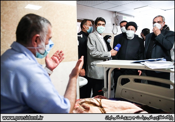 دستور آیتالله رئیسی برای رفع فوری کمبودهای بهداشتی و درمانی خوزستان رئیس جمهور در دومین برنامه سفر یک روزه خود به استان خوزستان صبح جمعه از بخش بستری بیماران کرونایی بیمارستان رازی اهواز بازدید کرد.