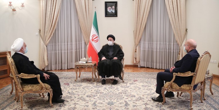 آیتالله رئیسی: همه برای حل مشکلات کشور آماده باشند/ قالیباف: غیر از مشکلات مردم، دغدغهای نداریم/ اژهای: امیدواریم مردم شیرینی وحدت را بچشند نخستین نشست سران قوا در دوره جدید، عصر امروز (شنبه 6 شهریور) برگزار شد و در حاشیه آن، روسای سه قوه با خبرنگاران و مردم سخن گفتند.