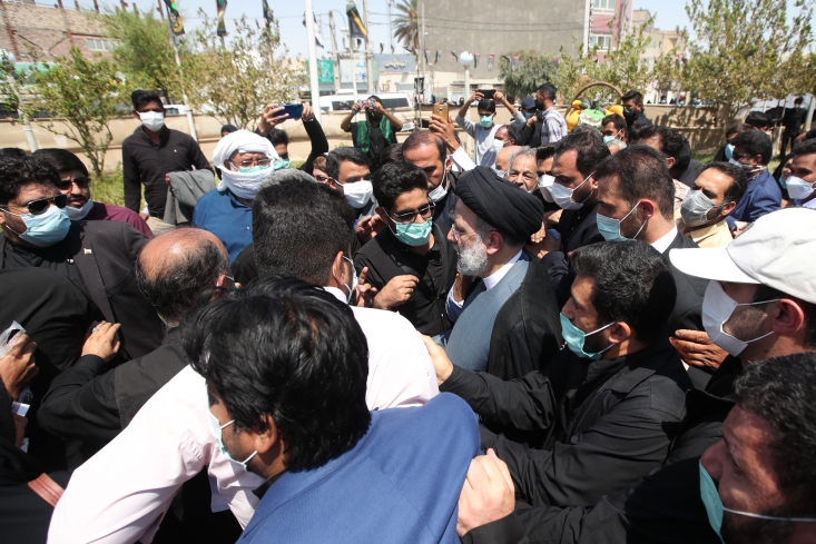 مشعل گاز به زودی در سیستان روشن می شود/ احیای حقآبه زابل را با دیپلماسی فعال پیگیری خواهیم کرد/ ایجاد و فعال کردن ظرفیت نیروگاههای بادی و منابع معدنی سیستان را به طور جدی دنبال میکنیم آیتالله دکتر سید ابراهیم رئیسی با حضور سرزده در جمع عزاداران حضرت زینالعابدین گفت: وقتی شنیدم که شما اجتماع با صفایی به صورت سنواتی دارید که یادآور روحیه عاشورایی و شور و شعور حسینی مردم سیستان است، ترغیب شدم در میان شما حضور پیدا کنم.