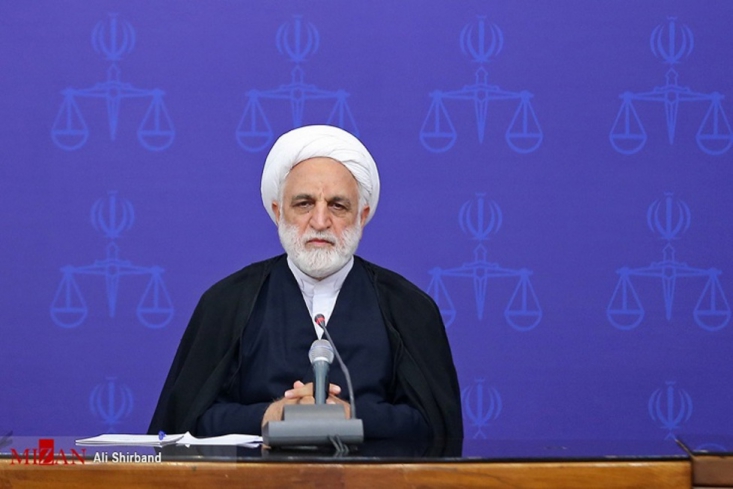 حجت‌الاسلام‌والمسلمین محسنی اژه‌ای گفت: دستگاه قضایی با کسانی که در شرایط دشوار جنگ اقتصادی در زمین دشمن بازی و فشار مضاعف به مردم وارد می‌کنند، قاطعانه برخورد خواهد داشت.

