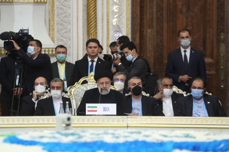 سیاست خارجی ایران مخالف یکجانبه گرایی و موافق چندجانبه گرایی است/ سازمان شانگهای می تواند به نیروی پیشران چند جانبه گرایی جهانی تبدیل شود/ ایران حلقه وصل شمال به جنوب و غرب به شرق در آسیاست/ تهدید و فشار، پای دیپلماسی را سست میکند و دست آن را میبندد رئیسجمهور گفت: سیاست خارجی ایران همواره مبتنی بر مشارکت فعال در سازمانهای بینالمللی، چندجانبه گرایی و مخالفت با یکجانبه گرایی بر پایه عدالت و ضرورت ایفای نقش سازنده در مواجهه با چالشهای بینالمللی و منطقهای بوده است.