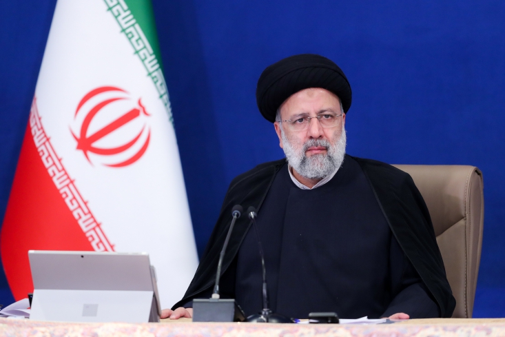 وزرا و روسای دستگاهها بازرسانی را بگذارند تا از رفتار زیرمجموعهشان با مردم مطلع شوند/ سازمان برنامه وبودجه پرداخت مطالبات معلمان و کشاورزان را در اولویت قرار دهد/ همه به قانون منع بکارگیری بازنشستگان در دستگاههای دولتی پایبند باشند آیتالله دکتر سید ابراهیم رئیسی صبح امروز چهارشنبه در جلسه هیات دولت با اشاره به آغاز سال تحصیلی جدید و با تاکید بر ضرورت رسیدگی و حل مشکلات فرهنگیان، به سازمان برنامه و بودجه دستور داد پرداخت مطالبات معوقه از جمله حقالزحمه معلمان را در دستور کار قرار دهد.