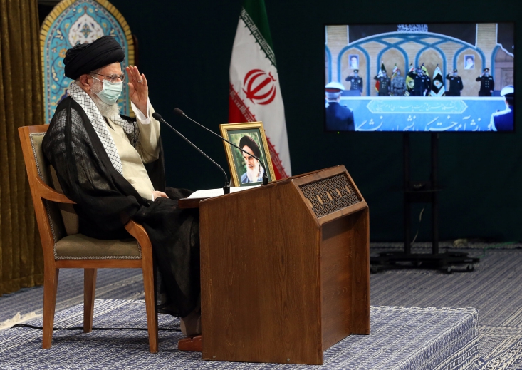 نیروهای مسلح ایران سپر دفاعی ملت و کشور هستند/ آمریکا پس از بیست سال جنایت در افغانستان، حکومت را به طالبان داد و خارج شد/ تأمین امنیت با تکیه بر دیگران فقط یک توهم است؛ کسانی که به این توهم دچارند سیلی خواهند خورد فرمانده کل قوا، تأمین امنیت با تکیه بر دیگران را فقط یک توهم خواندند و گفتند: کسانی که به این توهم دچارند سیلی آن را بهزودی خواهند خورد چرا که دخالت مستقیم یا غیرمستقیم بیگانگان در امنیت و جنگ و صلح هر کشوری، فاجعهای مصیبتبار است.