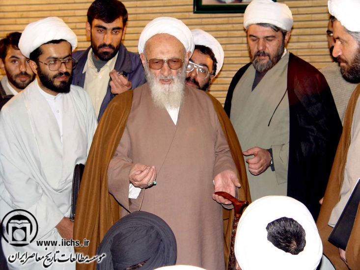 علامه در دوران مبارزات ملجأ و پناه مردم آمل بود/ ایشان انقلاب اسلامی را طلیعهای از ظهور امام زمان میدانست/ همیشه میگفت باید خدا را شکر کنیم که آیتالله خامنهای رهبر ماست ایشان میگفت باید خدا را برای این نعمت شکر کنیم که چنین فردی رهبر انقلاب است و دارد کشور را هدایت میکند و بعضیها نمیدانند که هدایت این کشور بزرگ با تمدنی کهن چقدر سخت است.