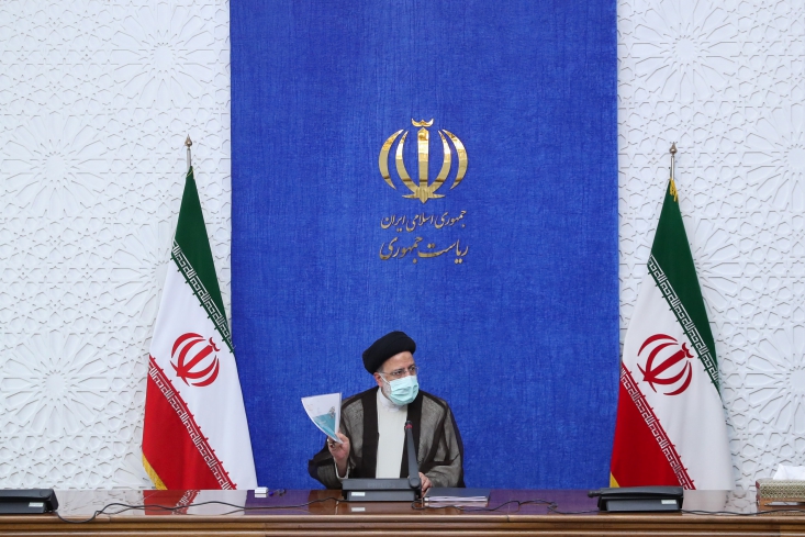 بانک مرکزی جلوی فضاسازی کاذب در قیمت ارز و کالا را بگیرد/ تاکید بر ضرورت مدیریت بانکهای خصوصی و تمرکز بر مهار و هدایت نقدینگی به سمت تولید رئیسجمهور با اشاره به نقش دلالان در فضای مجازی برای بیثبات کردن بازار ارز، به بانک مرکزی و دستگاههای مربوط دستور داد از فضاسازیهای کاذب در قیمت ارز و کالا، با جدیت جلوگیری کنند.