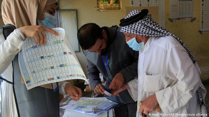 تعدادی از کارشناسان اعلام کردند که سرور این انتخابات خارج از عراق و در امارات بوده و اختلاف فاحشی بین نتایج اعلام شده و واقعیت وجود دارد
