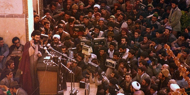 خطبههای نمازجمعه کم صدا تر از همیشه/ چگونه پایگاه سیاسی انقلاب به یک مراسم تشریفاتی تبدیل شد خطبههای نماز جمعه باید به عمق مسائل اصلی جامعه و کشور اشاره کند، محلی برای عتاب به خائنین و مفسدین و صدای مستضعفین باشد.