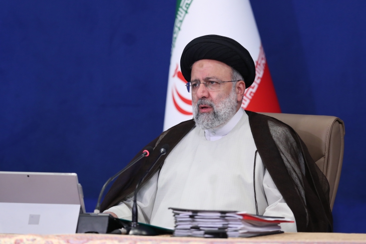 هدف حمله سایبری مختل کردن زندگی مردم بود/ وزارت نفت آثار اخلال بوجود آمده را جبران کند/ تمجید رئیس جمهور از رسانه ملی آیت الله سید ابراهیم رئیسی صبح امروز در جلسه هیات دولت با اشاره به حمله سایبری روز گذشته به سیستم جایگاه های سوخت در کشور گفت: هدف از این اقدام مختل کردن زندگی مردم بود تا بتوانند به مقاصد مشخص خود برسند.