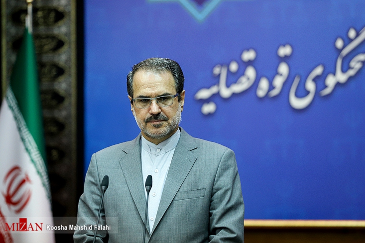برای حسن روحانی پروندهای در دادسرای تهران تشکیل نشده است/ دستگاه قضایی در رسیدگی به گزارشات به مقام افراد توجه نمیکند/ ضارب استاندار آذربایجان شرقی به اتهام اخلال در نظم بازداشت شده است خداییان درباره اینکه آیا شکایتی از آقای روحانی یا دیگر مسولان دولت قبل به قوه قضاییه شده است؟ گفت: دستگاه قضایی در رسیدگی به گزارشات به مقام و موقعیت افراد توجه نمی کند و تبعیضی قایل نمی شود و هر گزارشی که واصل شود طبیعتاً برخورد می شود.