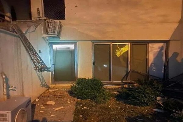 فتنه خارجی در عراق با حمله به منزل «کاظمی»/ غربیها پروژه متهم سازی مقاومت را کلید زدند شواهد حاکی از آن است که حمله پهپادی مشکوک به منزل نخست وزیر عراق یک پروژه خارجی برای متهم سازی گروههای مقاومت است. تحولات پس از انتخابات عراق و بویژه جمعه خونین این حادثه را مشکوک تر می کند.