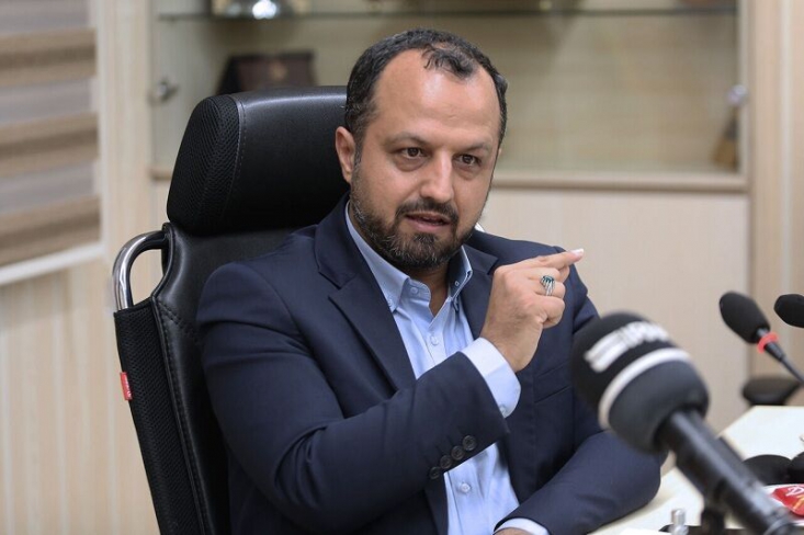 کمک به سرمایهگذاران خرد در بازار سرمایه وظیفه دولت است/ مشکلات تورم، نوسانات بازار سرمایه و وضعیت کالاهای اساسی مربوط به تصمیمات دولت قبل و بودجه ۱۴۰۰ است وزیر امور اقتصادی و دارایی گفت: حمایت و کمک به سرمایهگذاران خرد و مردمی که قدرت ریسک ندارند، وظیفه دولت در بازار سرمایه است.