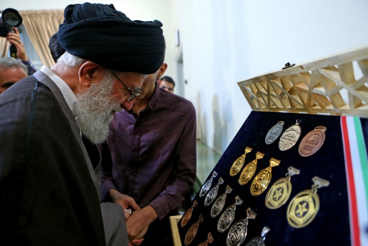 چهل سال پای کار نخبگان/ روایتی از کمبودهایی که رهبری باید به دوش بکشد! بار کارهای نکرده در تعلیم و تربیت را هم ایشان به دوش کشید و الحق که موفق بود. آقای خامنهای جای همه برای ما معلمی کرد، روی ما شرط نبست و ما را بازاری نکرد. او پای کار نخبگان بود و ما پای کار او خواهیم بود.