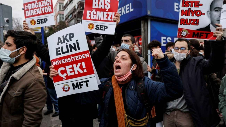 در پی کاهش ۱۵ درصدی ارزش لیر در کمتر از ۴۸ ساعت، شامگاه سه‌شنبه در شبکه‌های اجتماعی ویدئوهایی دست‌به‌دست می‌شد که مربوط به تظاهرات متعدد در استانبول علیه رجب‌طیب اردوغان،‌ رئیس‌جمهور ترکیه بود.