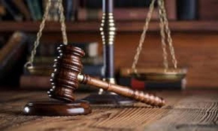 مشاوره حقوقی در بهترین اپلیکیشن وکیل در مواقعی که اتفاقات مربوط به حوزه حقوقی از قبیل دعواهای خانوادگی، طلاق، سرقت و مواردی از این قبیل به وجود می آید، بهترین راه حل، گرفتن مشاوره حقوقی و مشورت با یک وکیل مجرب و قابل اعتماد است. از آنجایی که امروزه بسیاری از امور به صورت آنلاین و مجازی پیگیری می شوند، افراد برای حل اینگونه از مشکلات حقوقی، ابتدا با دانلود یک اپلیکیشن وکیل، کار خود را آغاز میکنند.