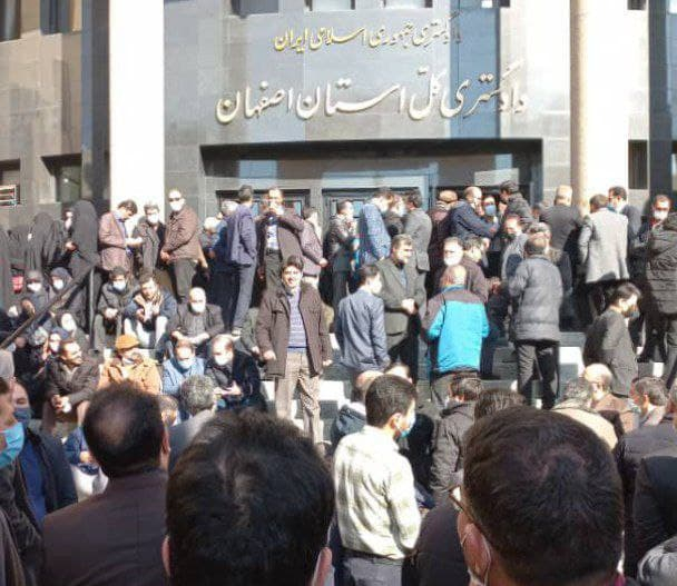 پیگیری ویژه رئیس دستگاه قضا و قول مساعد دولت در پی تجمع کارکنان قوه قضاییه معاون اول قوه قضائیه ضمن ابراز تاسف از تصویب نشدن طرح فوق العاده خاص کارکنان قوه قضائیه از تلاش رئیس دستگاه قضا و موافقت دولت برای جبران مشکلات معیشتی کارکنان در سال جاری خبر داد.