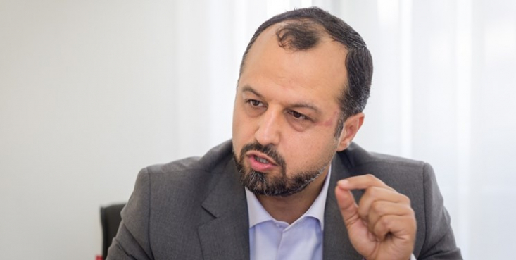 وزارتخانهها درباره سند ۲۵ ساله با طرف چینی وارد مذاکره شدهاند وزیر امور اقتصادی و دارایی در واکنش به اعلام وزیر امور خارجه مبنی بر آغاز توافق ۲۵ ساله ایران و چین، گفت: اکنون هر کدام از وزارتخانهها در حوزههای مرتبط به خود با طرف چینی وارد مذاکره شدهاند تا به یک قرارداد مشترک برسند.