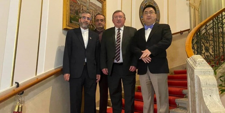 یک رسانه آمریکایی گزارش داده چین و روسیه در جریان مذاکرات رفع تحریم‌ها در وین، آمریکا را برای پذیرش مطالبات ایران تحت فشار قرار داده‌اند.
روسیه و چین رهبری فشارها بر آمریکا جهت پذیرش خواسته‌های ایران برای رفع تحریم‌ها را بر عهده گرفته‌اند
