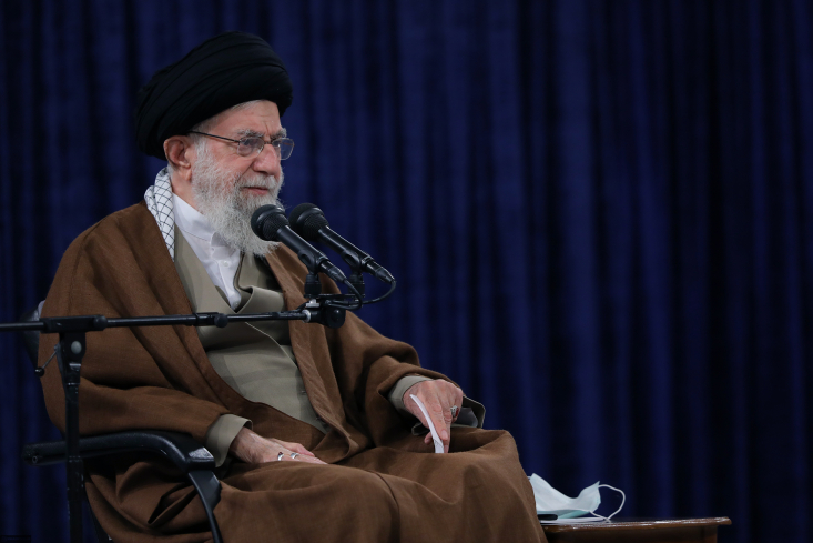 دولت کارهای اقتصادی مهمی در پیش دارد؛ همه کمک کنند تا به نتیجه دست یابد/ در شرایط تحریم، کارگران ستون اصلی خیمه تولید کشور بودند/ خودروسازها سوءاستفاده نکنند زیرا وضع آنها تعریفی ندارد رهبر معظم انقلاب با اشاره به برنامههای مهم دولت در زمینه مسائل اقتصادی تأکید کردند: همه قوا و دستگاهها و مردم به دولت کمک کنند.