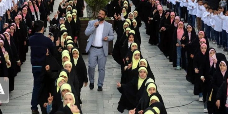 اجتماع دههنودیها برای همخوانی «سلام فرمانده» در ورزشگاه آزادی ابوذر روحی مداح اهل بیت(ع) و مسئول گروه سرود «سلام فرمانده» با انتشار پیام ویدئویی اعلام داشت که بناست با حضور دههنودیها سرود «سلام فرمانده» را در ورزشگاه آزادی همخوانی کند.