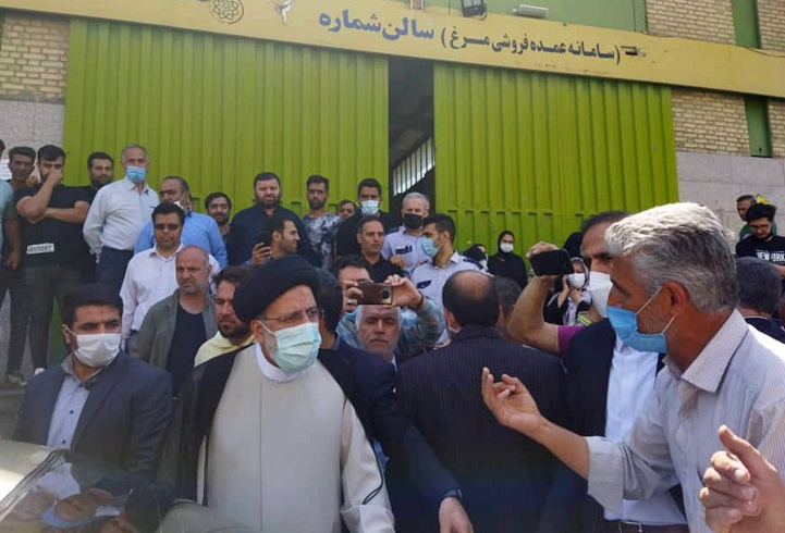 ۸ دلیل ناکامی دشمن در تکرار حوادث آبان ۹۸ فرق است میان رئیس جمهوری که صبح جمعه فردای اجرای طرح، به محل اصلی عرضه مرغ در میدان بهمن و سپس به یک فروشگاه زنجیره ای میرود و مستقیم با مردم و کسبه صحبت میکند با رئیس جمهوری که با لحن تمسخرآمیز میگوید صبح جمعه و در منزلش از اجرای طرح افزایش قیمت بنزین مطلع شده است.