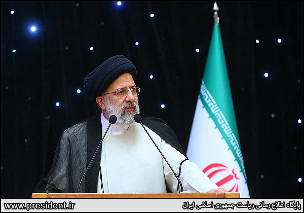 با نگاه نقادانه به خصوصیسازیهای گذشته مسیر پیشِرو را اصلاح میکنیم/ واگذاری به بانکها و شهرداریها خصوصیسازی نیست/ کارخانه خصوصیشده را انبار پیاز و سیبزمینی کردند/ آمدهایم که ساختارها را اصلاح کنیم در برنامههای توسعه بهوضوح و روشنی بر عدم تصدّیگری دولت تأکید شده است. دولت باید هدایتگر، نظارتگر و حمایتگر باشد و نباید در تصدیگری دخالت کند. اگر به قوانین برگردیم، تفاوت آنچه باید انجام میشد و آنچه انجام شده است را درمییابیم.