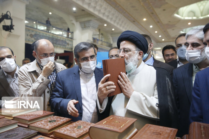 رئیس جمهور صبح امروز شنبه -۳۱ اردیبهشت ماه- سرزده وارد نمایشگاه بین المللی کتاب تهران شد و از بخش‌های مختلف آن بازدید کرد.