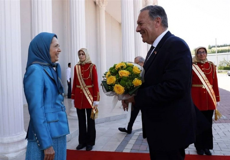 مایک پمپئو ۲۶ اردیبهشت ماه ۱۴۰۱ در آلبانی به مقر مجاهدین خلق رفت و با مریم رجوی ملاقات کرد.