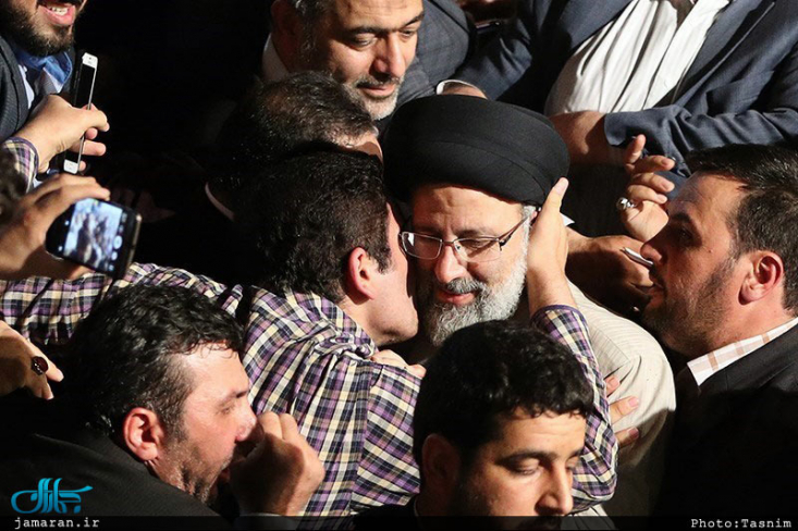 همیشه کنار مردم/ نگاهی به تفاوت گفتمانی در دولت سیزدهم مردم نه تنها موضوعیت یافتهاند که هدف اصلی شدهاند. هدفی که اگر رضایت آنها تامین شود رضایت خدا را در پی دارد. اصلا راه مبارزه با آمریکا از مسیر خدمت به مردم میگذرد.