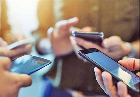 ردپای دولت دوازدهم در بی کیفیتی اینترنت این روزها سرعت اینترنت و کیفیت آن مورد گلایه بسیاری از کاربران است. هرچند آمار اسپیدتست نشان از افزایش ۷ پلهای سرعت اینترنت سیار نسبت به سال گذشته دارد ولی کاربران میگویند بهبود سرعت و کیفیت اینترنت همراه را احساس نمیکنند و کیفیت اینترنت ثابت هم قابل دفاع نیست، اما چرا کیفیت اینترنت بویژه در حوزه ثابت چندان چشمگیر نیست؟ اما چرا؟