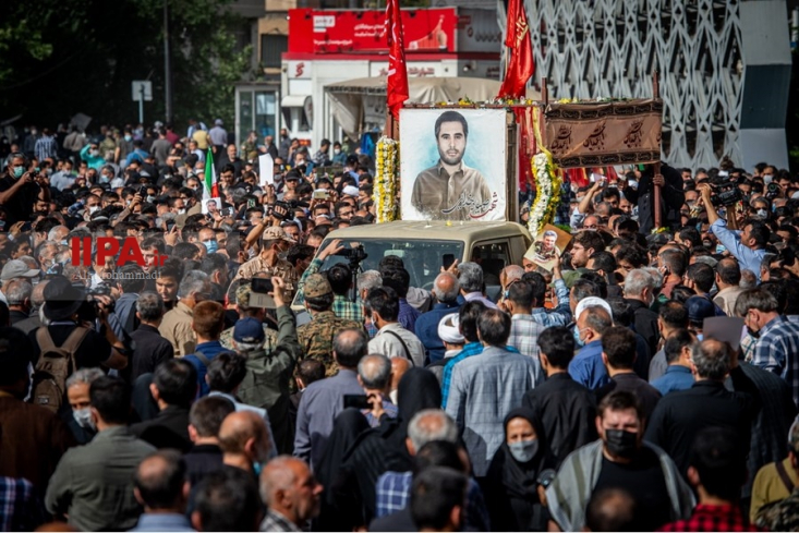 پیکر شهید «صیاد خدایی» با ندای یا زینب مدد تشییع شد مراسم تشییع پیکر شهید «صیاد خدایی» در مسیر میدان امام حسین (ع) - خیابان ۱۷ شهریور- میدان شهدا با حضور اقشار مردم و و مقامهای کشوری و لشکری برگزار شد.