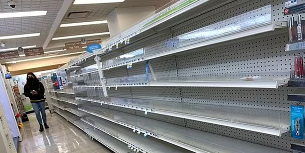 بحران کمبود شیرخشک در آمریکا/ وضعیت اضطراری اعلام شد/ اولین محموله شیر خشک مورد نیاز کودکان از آلمان وارد آمریکا شد شهردار نیویورک در فرمان اعلام وضعیت اضطراری در این شهر آمریکا تصریح کرد که بحران کمبود شیر خشک در خانوادههای نیویورک باعث ایجاد «درد و اضطراب غیرقابل تصور» شده است.