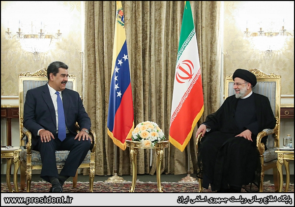 راهبرد تهران و کاراکاس در برابر دشمن «ایستادگی» است/ خط پروازی مستقیم میان ایران و ونروئلا راه اندازی خواهد شد/ مقاومت دشمن را وادار به عقبنشینی میکند رئیس جمهور همچنین آغاز پرواز مستقیم تهران- کاراکاس را زمینه خوبی برای تسهیل رفت و آمد بین دو کشور عنوان کرد و گفت: این اقدام هم باعث رونق بیشتر روابط اقتصادی و تجاری دو کشور میشود و هم میتواند روابط بین دو ملت را نزدیکتر و عمیقتر کند.