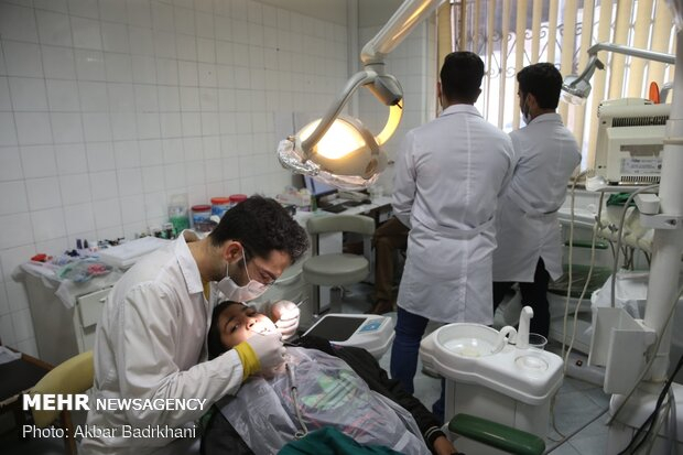 دندانپزشکی؛ خدمتی لوکس و دور از دسترس ظرفیت دندانپزشکی ما در سال ۵۸ تا ۷۸، 18 دانشگاه بود که اکنون به حدود بیش از ۴۰ دانشگاه در بحث آموزش رسیده اما آنطور که پیشبینی میشود، در سال ١۴٠٨ به ۶ دندانپزشک به نسبت ١٠ هزار نفر میرسد.