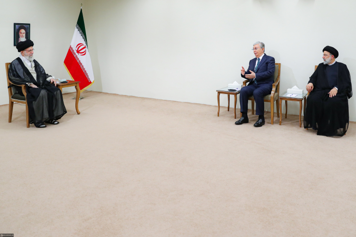 رهبر انقلاب: توافقات ایران و قزاقستان با تلاش مضاعف پیگیری شود حضرت آیتالله خامنهای، هماهنگی در زمینه مسائل سیاسی و اقتصادی را برای گسترش روابط ضروری خواندند و با تأکید بر لزوم فعال شدن کمیسیون مشترک خاطرنشان کردند: دو طرف باید برای پیگیری توافقها و اجرایی شدن آنها تلاش مضاعفی انجام دهند.