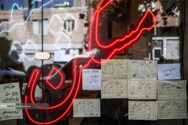 ۸ سال خانهای برای کارگران ساخته نشد! کارگران با وجود آنکه امسال میزان دستمزدشان بالاتر رفته و رقم مناسبی نسبت به گذشته دریافت میکنند، اما همچنان دستمزدشان تناسبی با قیمت مسکن ندارد.