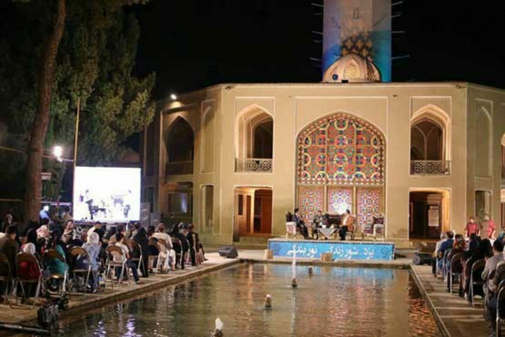 فصل جدید «شب فیروزه ای» از امشب آغاز میشود قسمت اول فصل هفتم برنامه تلویزیونی «شب فیروزه ای» با اجرای ابوالفضل آقاخانی از امشب روی آنتن شبکه پنج میرود.