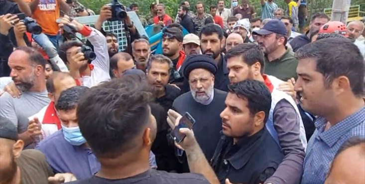 حضور سرزده رئیس جمهور در منطقه سیل زده فیروزکوه/ رئیسی: نیروهای امدادی با تمام توان در حال امدادرسانی به مردم سیل زده هستند آیت الله سید ابراهیم رئیسی رئیس جمهور کشور لحظاتی قبل برای بررسی مناطق سیل زده شهرستان فیروزکوه وارد این شهرستان شد.